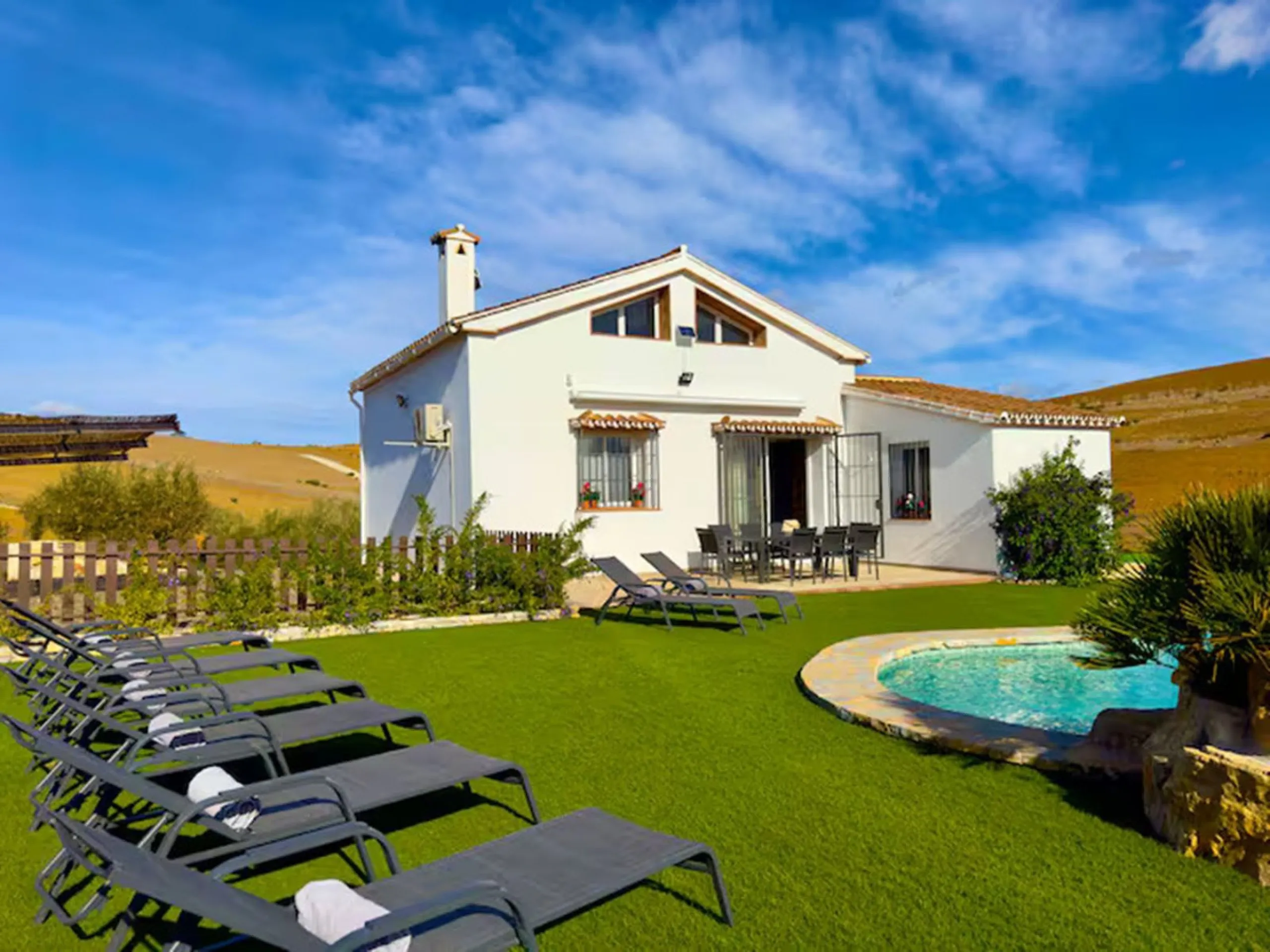 House - Finca - Cortijo в продаже в Coín, Málaga. В доме 4 спален и 2 ванных комнат. Площадь дома 348 м². Площадь участка 24100 м²