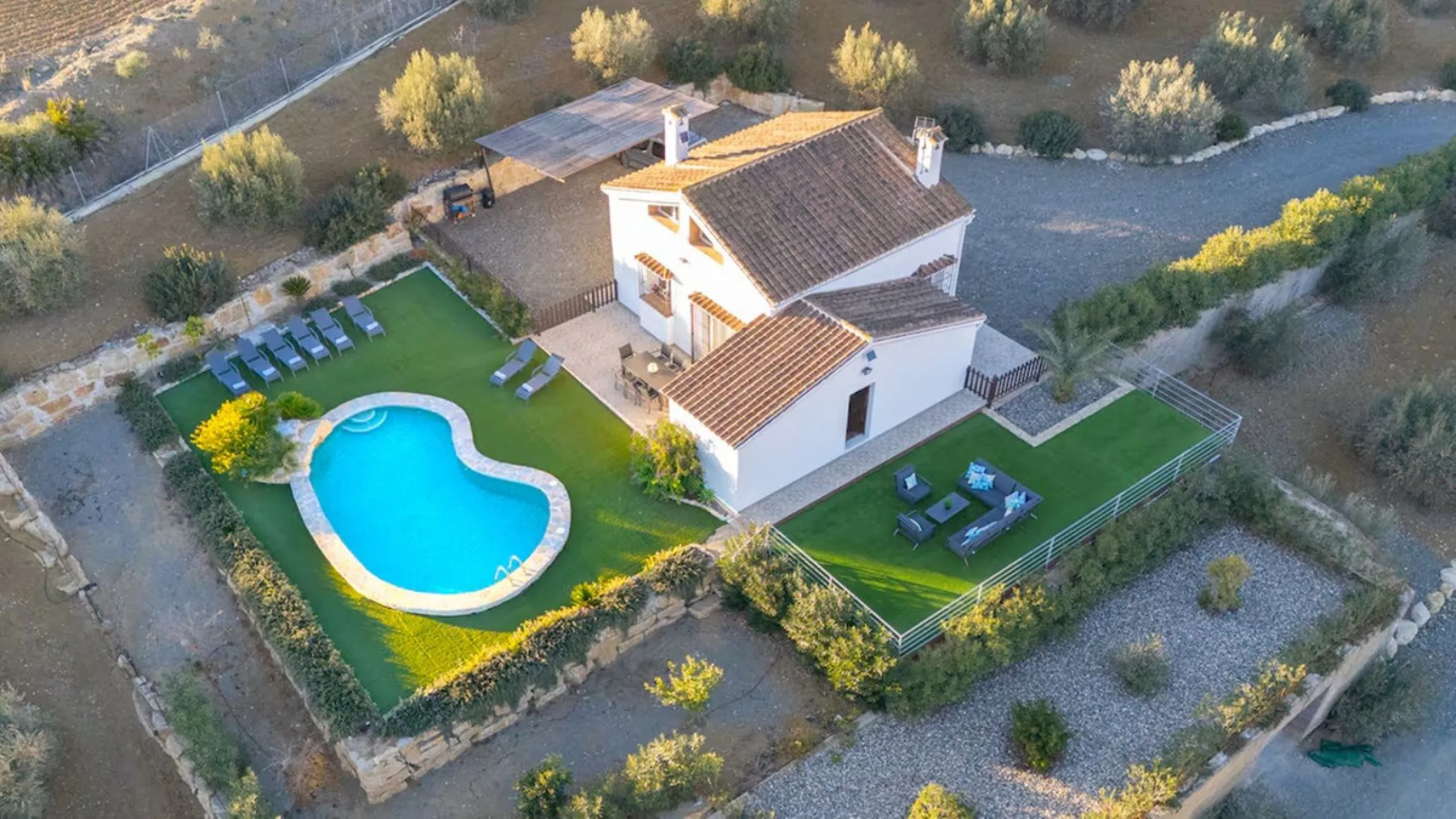 House - Finca - Cortijo в продаже в Coín, Málaga. В доме 4 спален и 2 ванных комнат. Площадь дома 348 м². Площадь участка 24100 м²