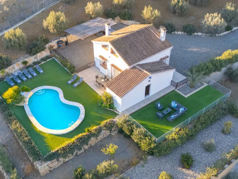 House - Finca - Cortijo в продаже в Coín, Málaga. В доме 4 спален и 2 ванных комнат. Площадь дома 348 м². Площадь участка 24100 м²