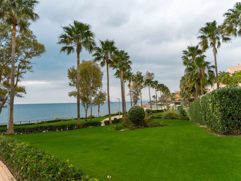 This is true frontline beach living in Garden Beach, Estepona — a first-line sea complex where the Mediterranean becomes part of your everyday life. Positioned directly on the coast, the property enjoys open sea views, protected coastal frontage, and the 