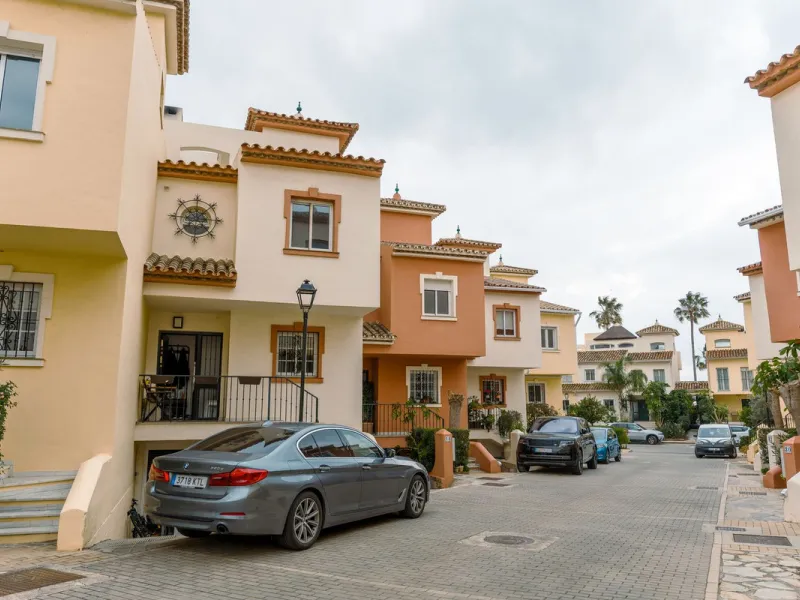 This is true frontline beach living in Garden Beach, Estepona — a first-line sea complex where the Mediterranean becomes part of your everyday life. Positioned directly on the coast, the property enjoys open sea views, protected coastal frontage, and the 