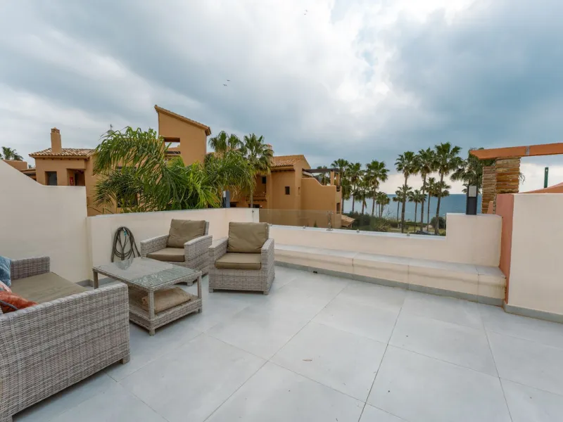 This is true frontline beach living in Garden Beach, Estepona — a first-line sea complex where the Mediterranean becomes part of your everyday life. Positioned directly on the coast, the property enjoys open sea views, protected coastal frontage, and the 