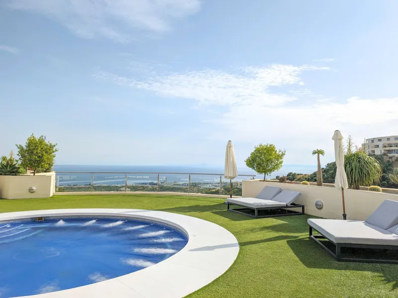 Penthouse with panoramic sea views in Samara – Altos de Los Monteros, Marbella