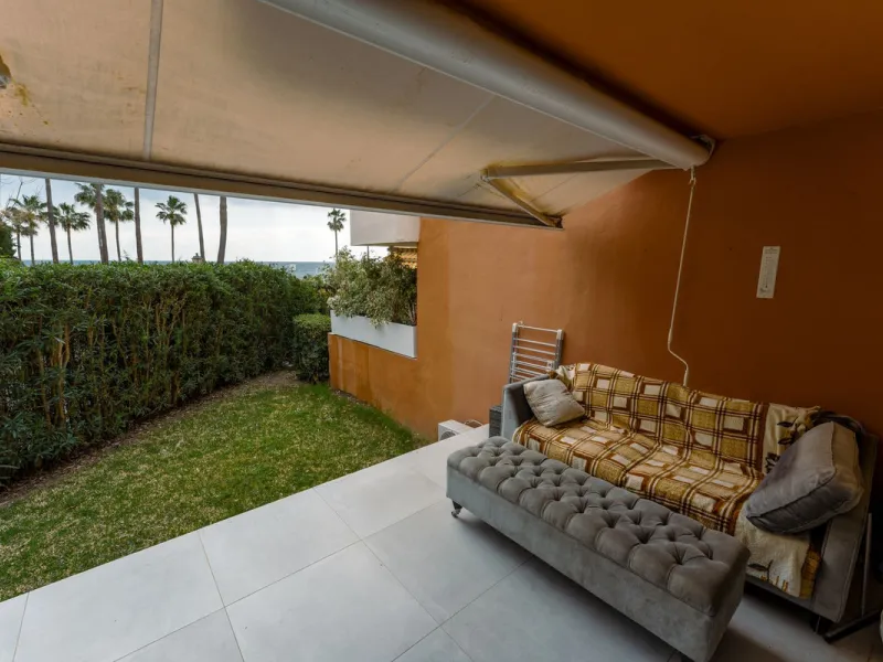 This is true frontline beach living in Garden Beach, Estepona — a first-line sea complex where the Mediterranean becomes part of your everyday life. Positioned directly on the coast, the property enjoys open sea views, protected coastal frontage, and the 