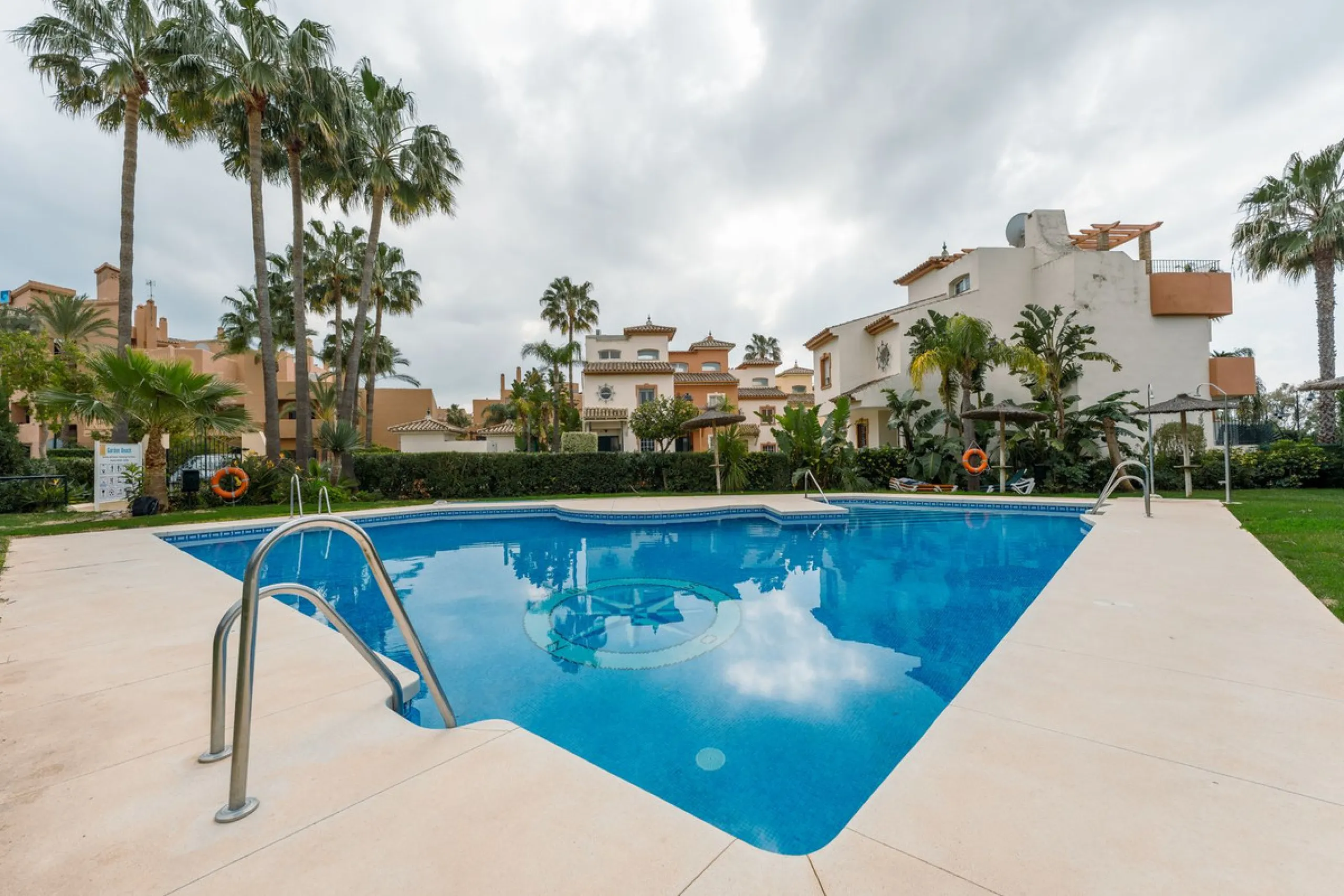 This is true frontline beach living in Garden Beach, Estepona — a first-line sea complex where the Mediterranean becomes part of your everyday life. Positioned directly on the coast, the property enjoys open sea views, protected coastal frontage, and the 