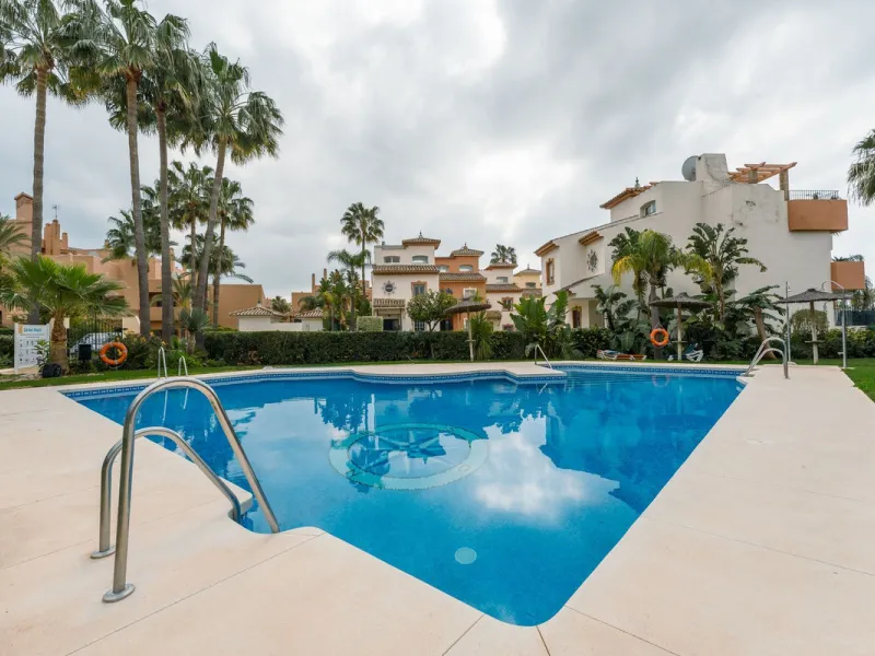 This is true frontline beach living in Garden Beach, Estepona — a first-line sea complex where the Mediterranean becomes part of your everyday life. Positioned directly on the coast, the property enjoys open sea views, protected coastal frontage, and the 