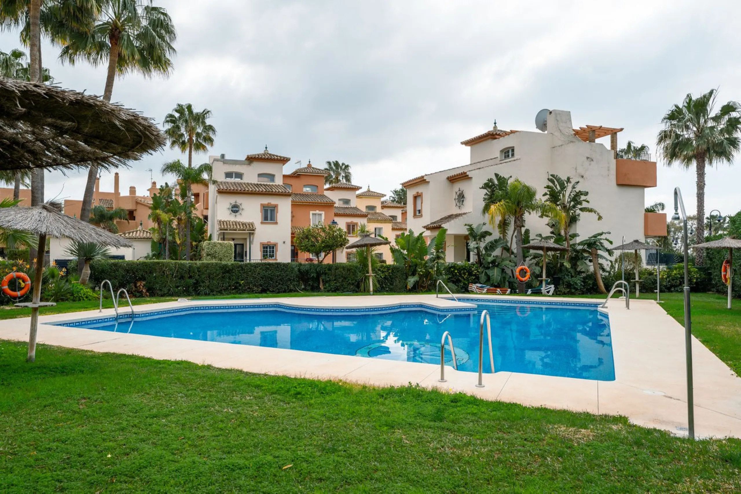This is true frontline beach living in Garden Beach, Estepona — a first-line sea complex where the Mediterranean becomes part of your everyday life. Positioned directly on the coast, the property enjoys open sea views, protected coastal frontage, and the 