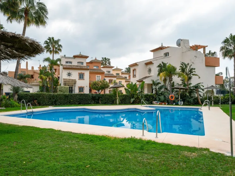 This is true frontline beach living in Garden Beach, Estepona — a first-line sea complex where the Mediterranean becomes part of your everyday life. Positioned directly on the coast, the property enjoys open sea views, protected coastal frontage, and the 