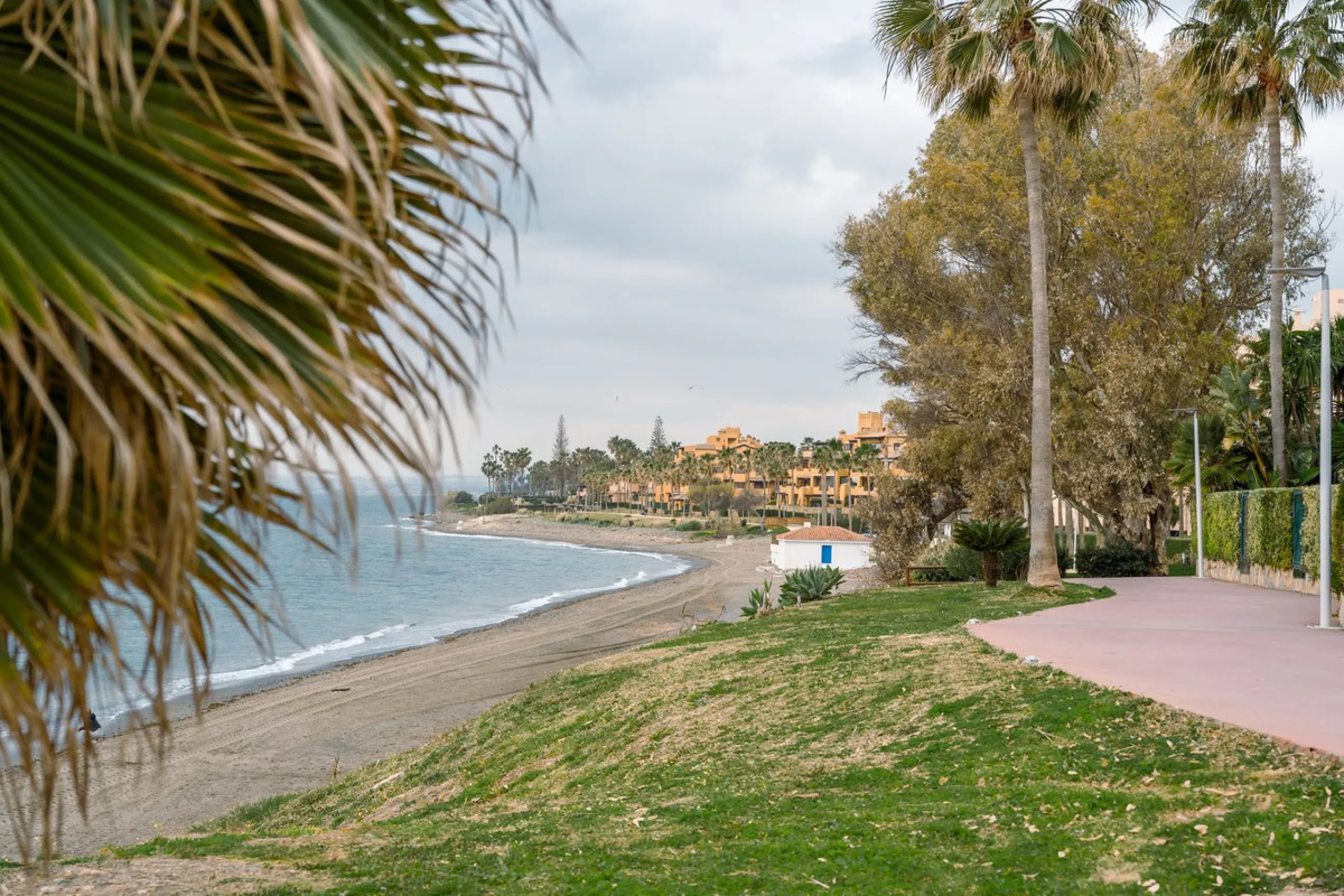 This is true frontline beach living in Garden Beach, Estepona — a first-line sea complex where the Mediterranean becomes part of your everyday life. Positioned directly on the coast, the property enjoys open sea views, protected coastal frontage, and the 