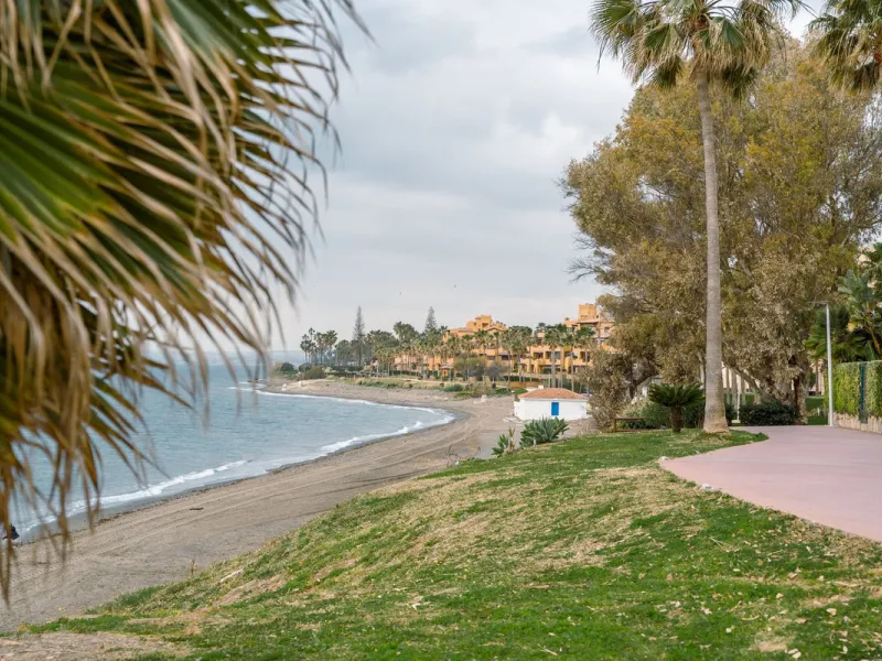 This is true frontline beach living in Garden Beach, Estepona — a first-line sea complex where the Mediterranean becomes part of your everyday life. Positioned directly on the coast, the property enjoys open sea views, protected coastal frontage, and the 