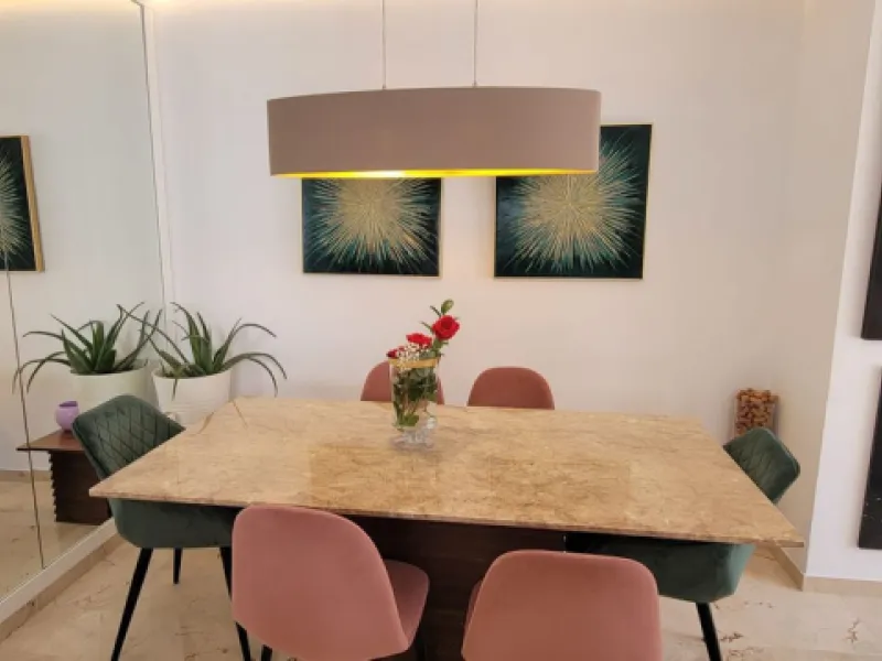 This wonderful and beautifully renovated 2 Bed apartment is located in the exclusive Aloha Golf complex, just 5 minutes from the prestigious and popular Puerto Banús.