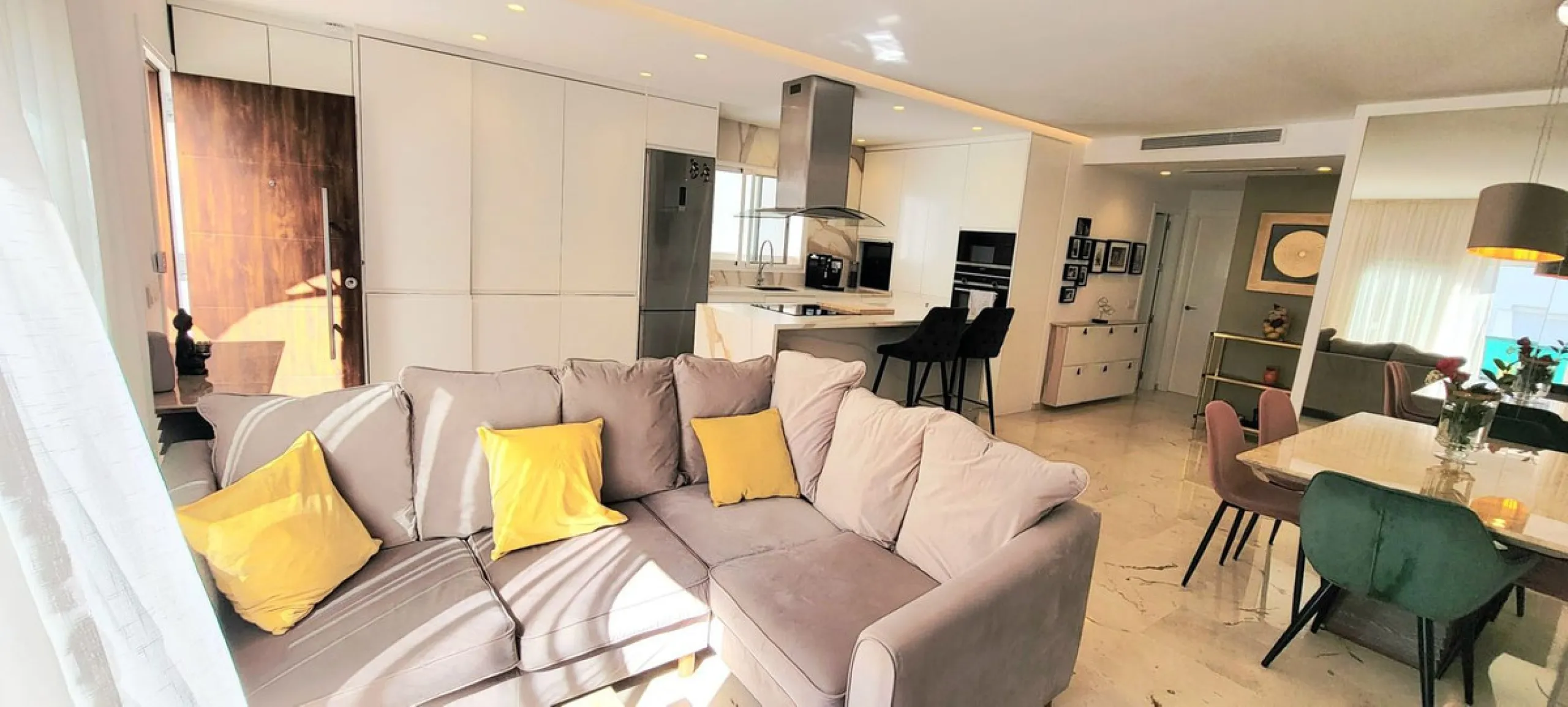 This wonderful and beautifully renovated 2 Bed apartment is located in the exclusive Aloha Golf complex, just 5 minutes from the prestigious and popular Puerto Banús.