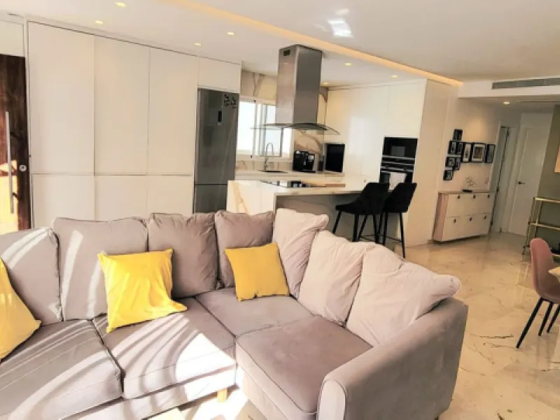 This wonderful and beautifully renovated 2 Bed apartment is located in the exclusive Aloha Golf complex, just 5 minutes from the prestigious and popular Puerto Banús.