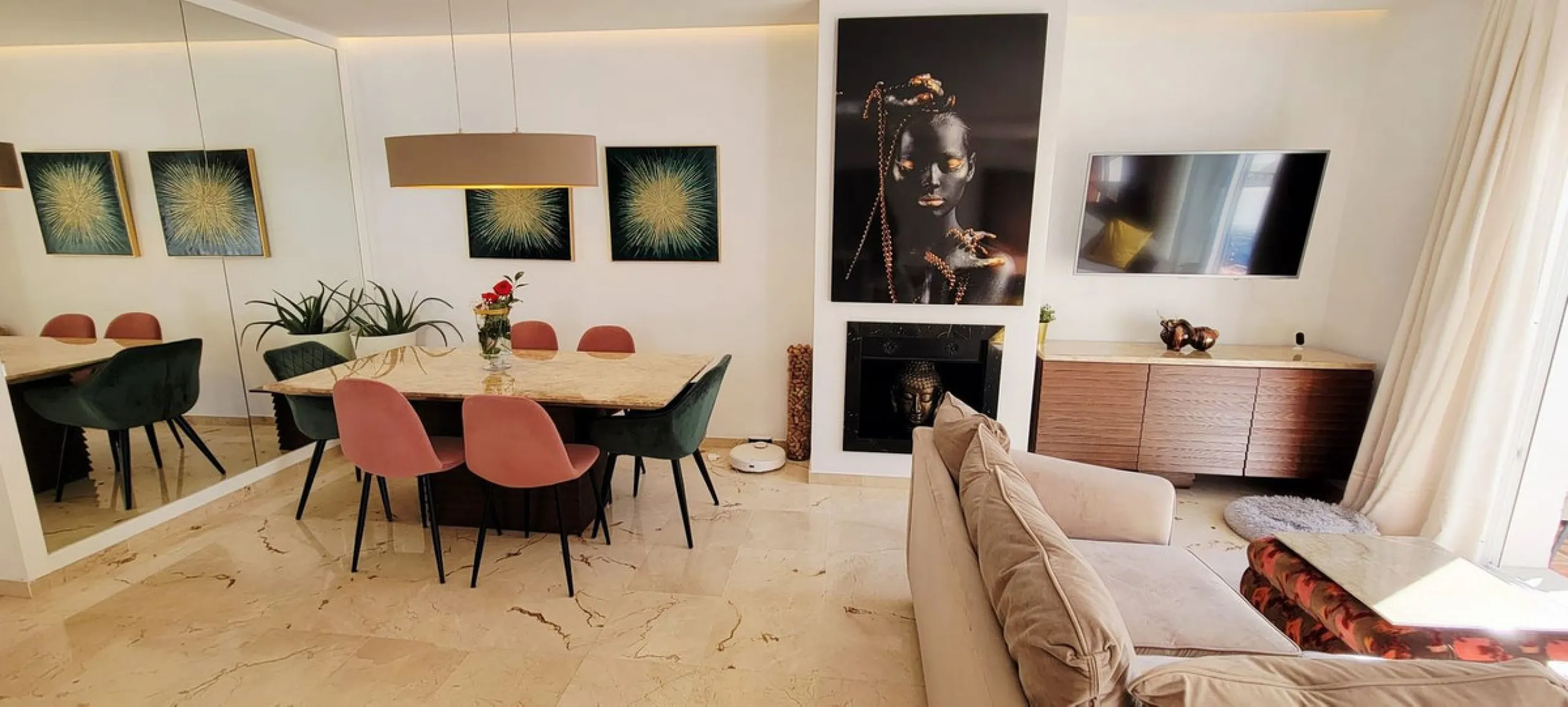 This wonderful and beautifully renovated 2 Bed apartment is located in the exclusive Aloha Golf complex, just 5 minutes from the prestigious and popular Puerto Banús.
