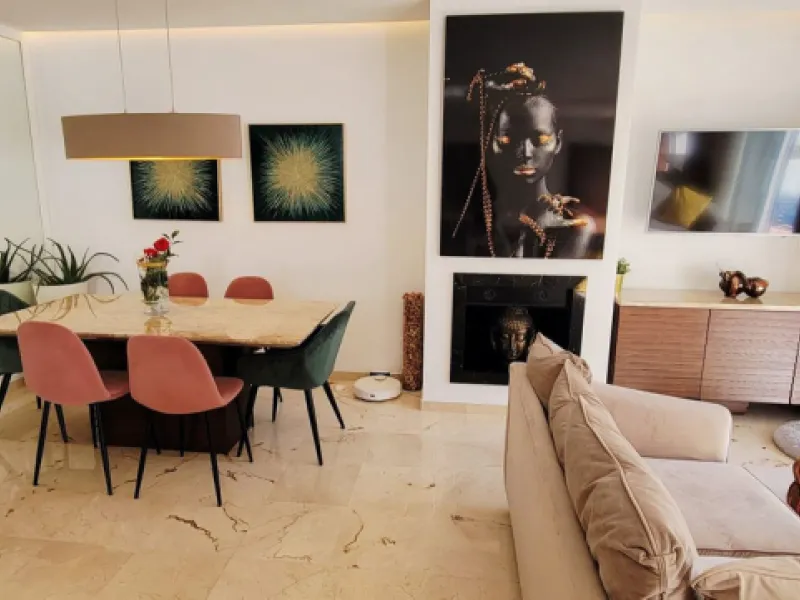 This wonderful and beautifully renovated 2 Bed apartment is located in the exclusive Aloha Golf complex, just 5 minutes from the prestigious and popular Puerto Banús.