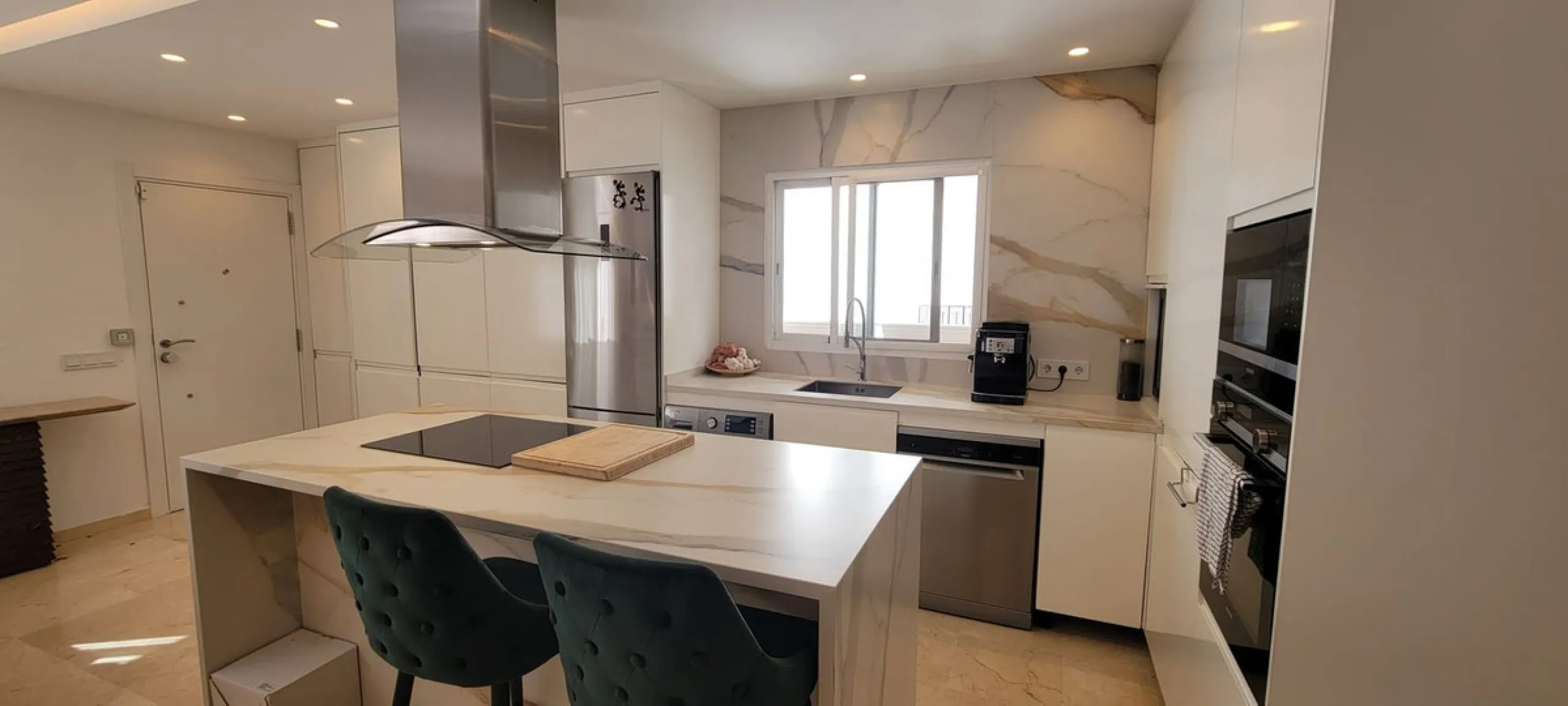 This wonderful and beautifully renovated 2 Bed apartment is located in the exclusive Aloha Golf complex, just 5 minutes from the prestigious and popular Puerto Banús.