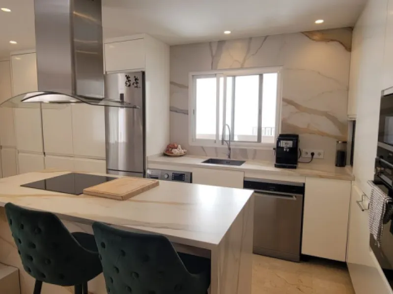 This wonderful and beautifully renovated 2 Bed apartment is located in the exclusive Aloha Golf complex, just 5 minutes from the prestigious and popular Puerto Banús.