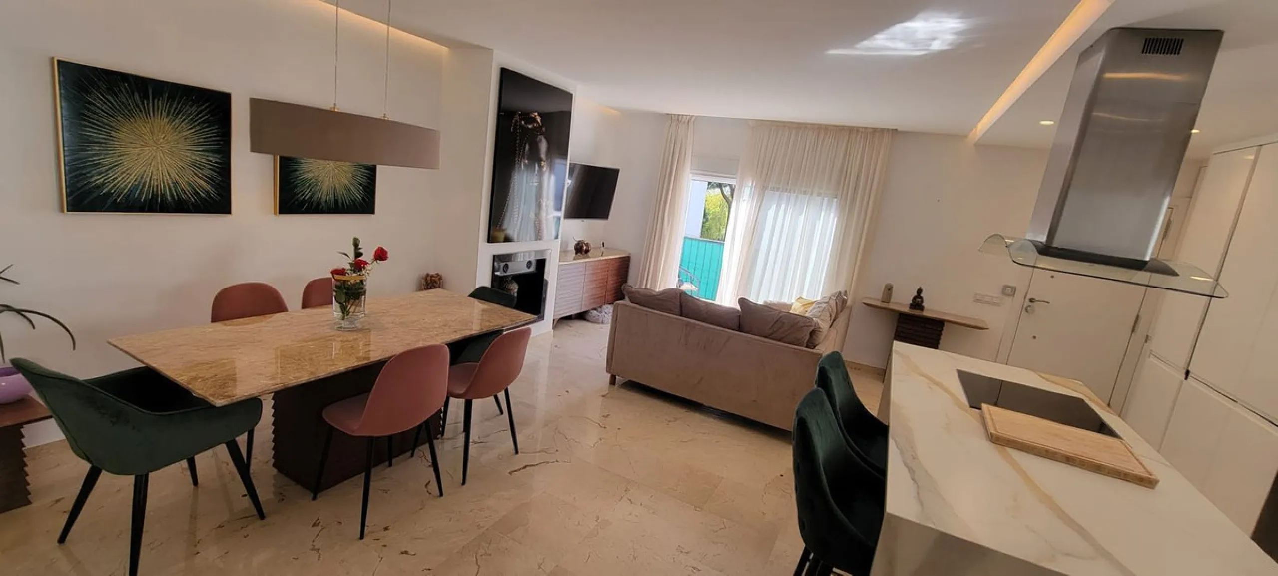 This wonderful and beautifully renovated 2 Bed apartment is located in the exclusive Aloha Golf complex, just 5 minutes from the prestigious and popular Puerto Banús.