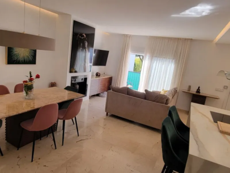 This wonderful and beautifully renovated 2 Bed apartment is located in the exclusive Aloha Golf complex, just 5 minutes from the prestigious and popular Puerto Banús.