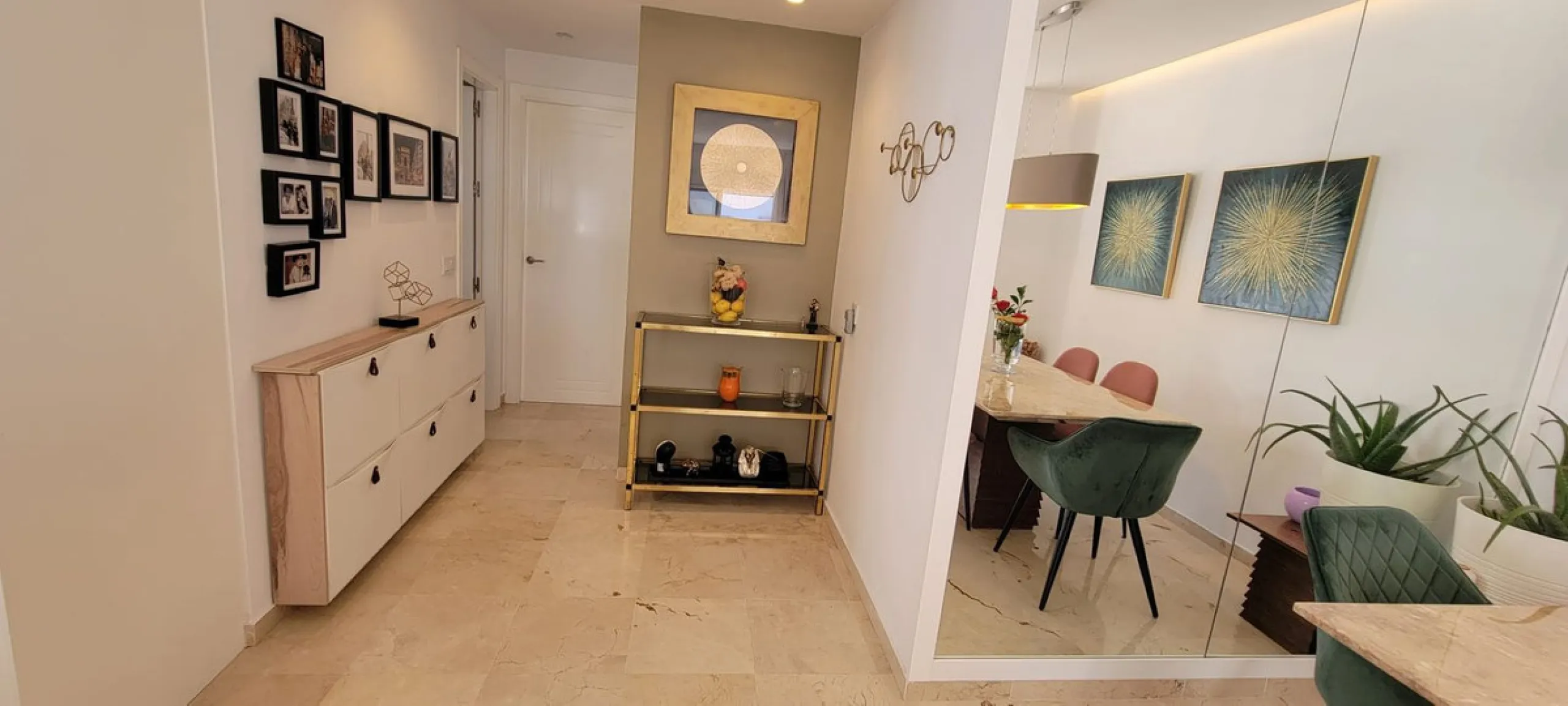This wonderful and beautifully renovated 2 Bed apartment is located in the exclusive Aloha Golf complex, just 5 minutes from the prestigious and popular Puerto Banús.