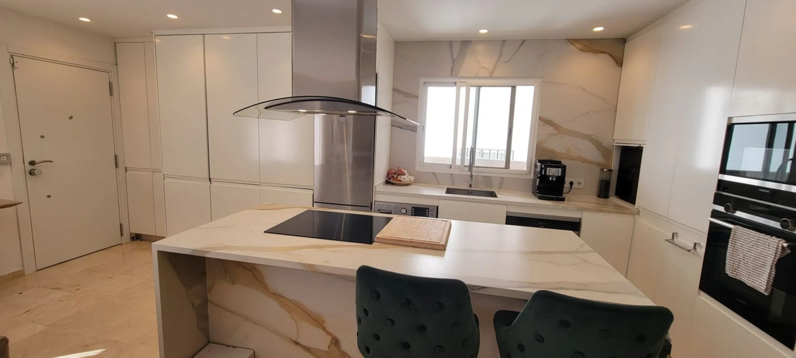 This wonderful and beautifully renovated 2 Bed apartment is located in the exclusive Aloha Golf complex, just 5 minutes from the prestigious and popular Puerto Banús.