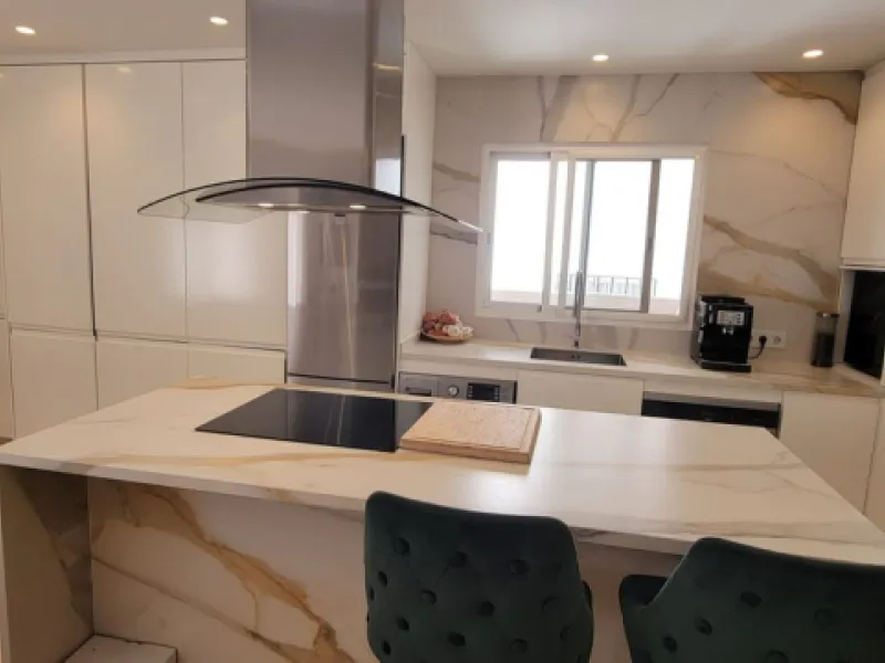 This wonderful and beautifully renovated 2 Bed apartment is located in the exclusive Aloha Golf complex, just 5 minutes from the prestigious and popular Puerto Banús.
