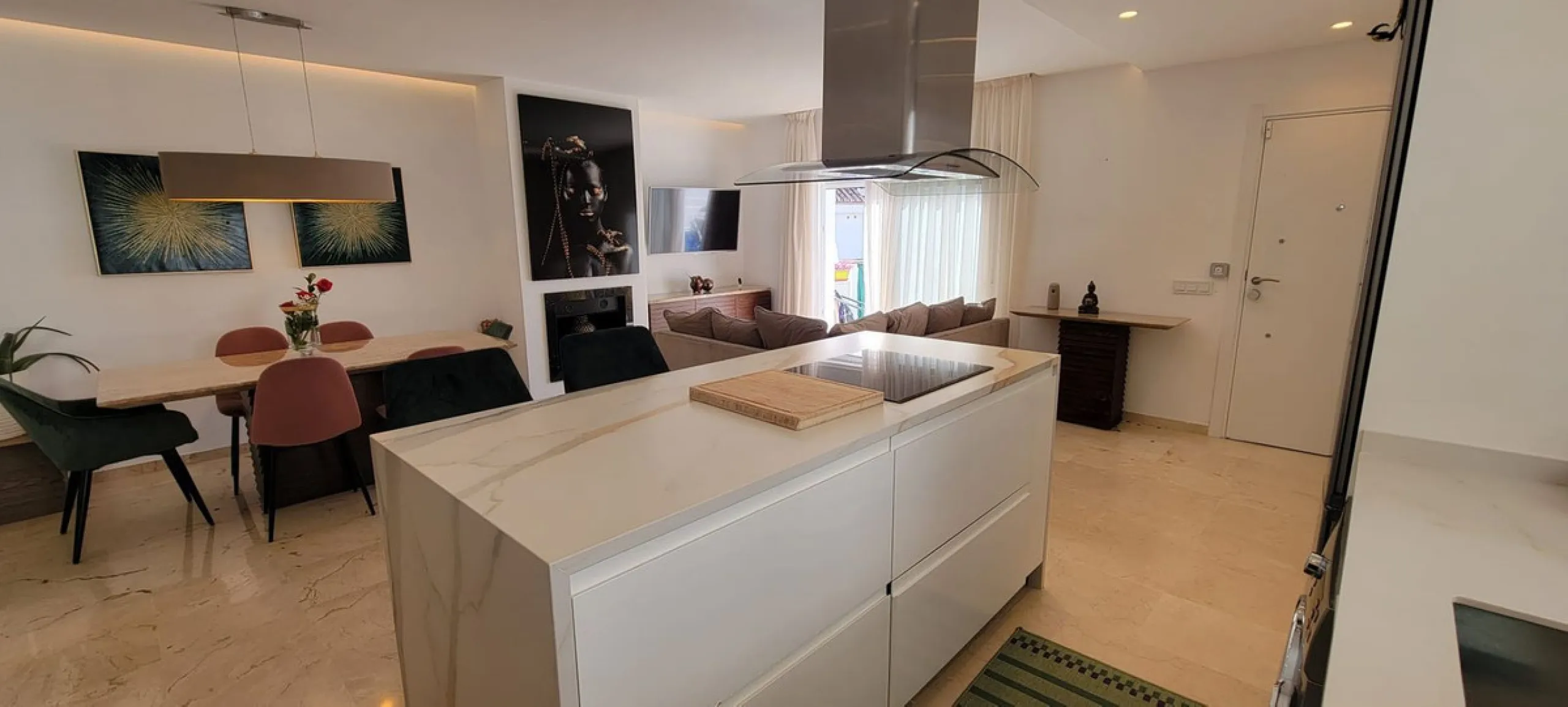 This wonderful and beautifully renovated 2 Bed apartment is located in the exclusive Aloha Golf complex, just 5 minutes from the prestigious and popular Puerto Banús.