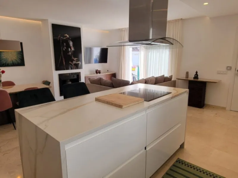 This wonderful and beautifully renovated 2 Bed apartment is located in the exclusive Aloha Golf complex, just 5 minutes from the prestigious and popular Puerto Banús.
