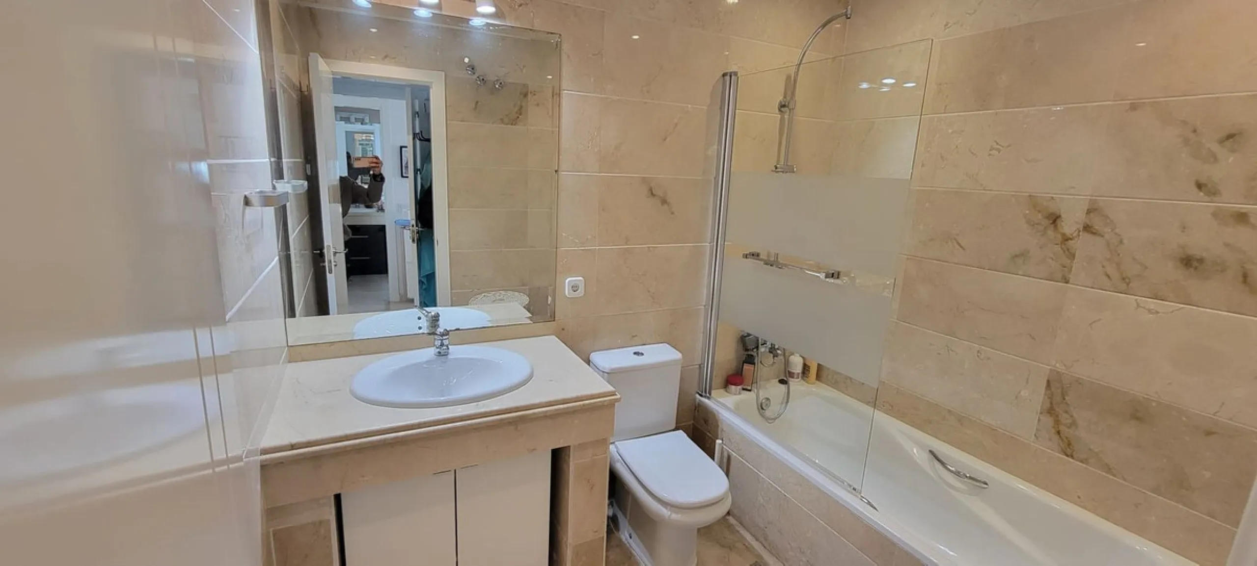 This wonderful and beautifully renovated 2 Bed apartment is located in the exclusive Aloha Golf complex, just 5 minutes from the prestigious and popular Puerto Banús.