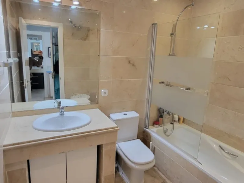 This wonderful and beautifully renovated 2 Bed apartment is located in the exclusive Aloha Golf complex, just 5 minutes from the prestigious and popular Puerto Banús.