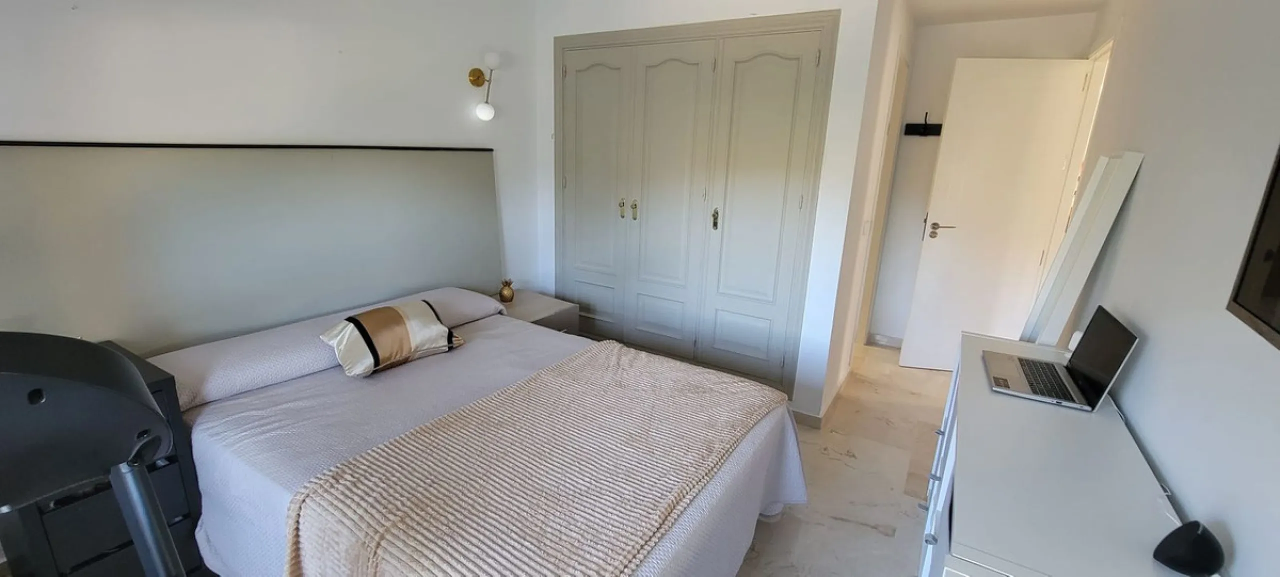 This wonderful and beautifully renovated 2 Bed apartment is located in the exclusive Aloha Golf complex, just 5 minutes from the prestigious and popular Puerto Banús.