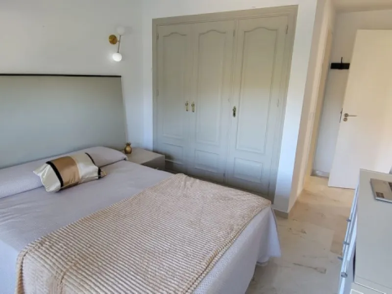 This wonderful and beautifully renovated 2 Bed apartment is located in the exclusive Aloha Golf complex, just 5 minutes from the prestigious and popular Puerto Banús.