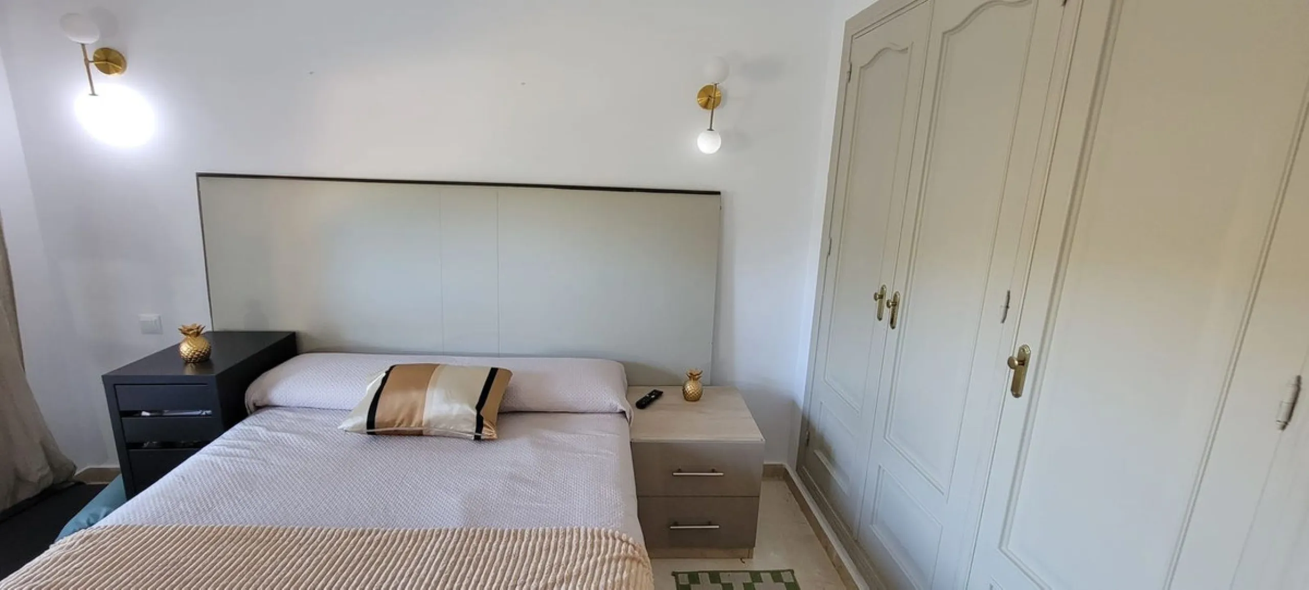 This wonderful and beautifully renovated 2 Bed apartment is located in the exclusive Aloha Golf complex, just 5 minutes from the prestigious and popular Puerto Banús.