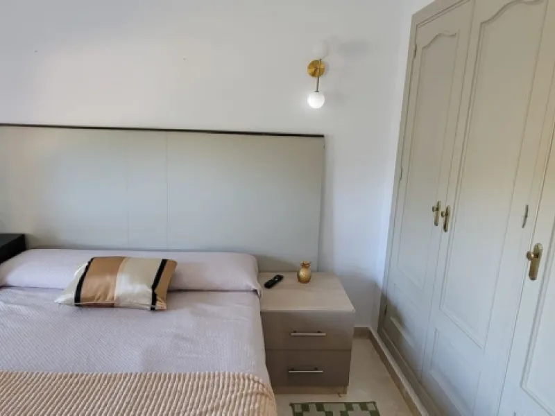 This wonderful and beautifully renovated 2 Bed apartment is located in the exclusive Aloha Golf complex, just 5 minutes from the prestigious and popular Puerto Banús.