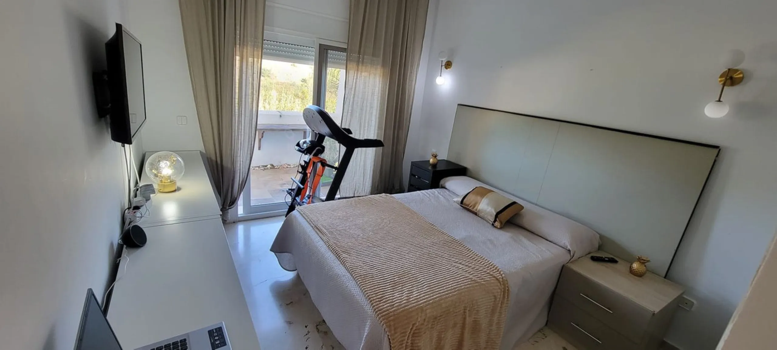 This wonderful and beautifully renovated 2 Bed apartment is located in the exclusive Aloha Golf complex, just 5 minutes from the prestigious and popular Puerto Banús.
