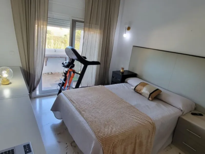 This wonderful and beautifully renovated 2 Bed apartment is located in the exclusive Aloha Golf complex, just 5 minutes from the prestigious and popular Puerto Banús.