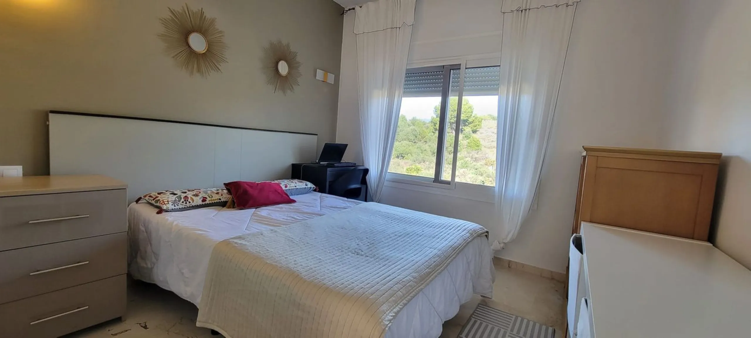 This wonderful and beautifully renovated 2 Bed apartment is located in the exclusive Aloha Golf complex, just 5 minutes from the prestigious and popular Puerto Banús.
