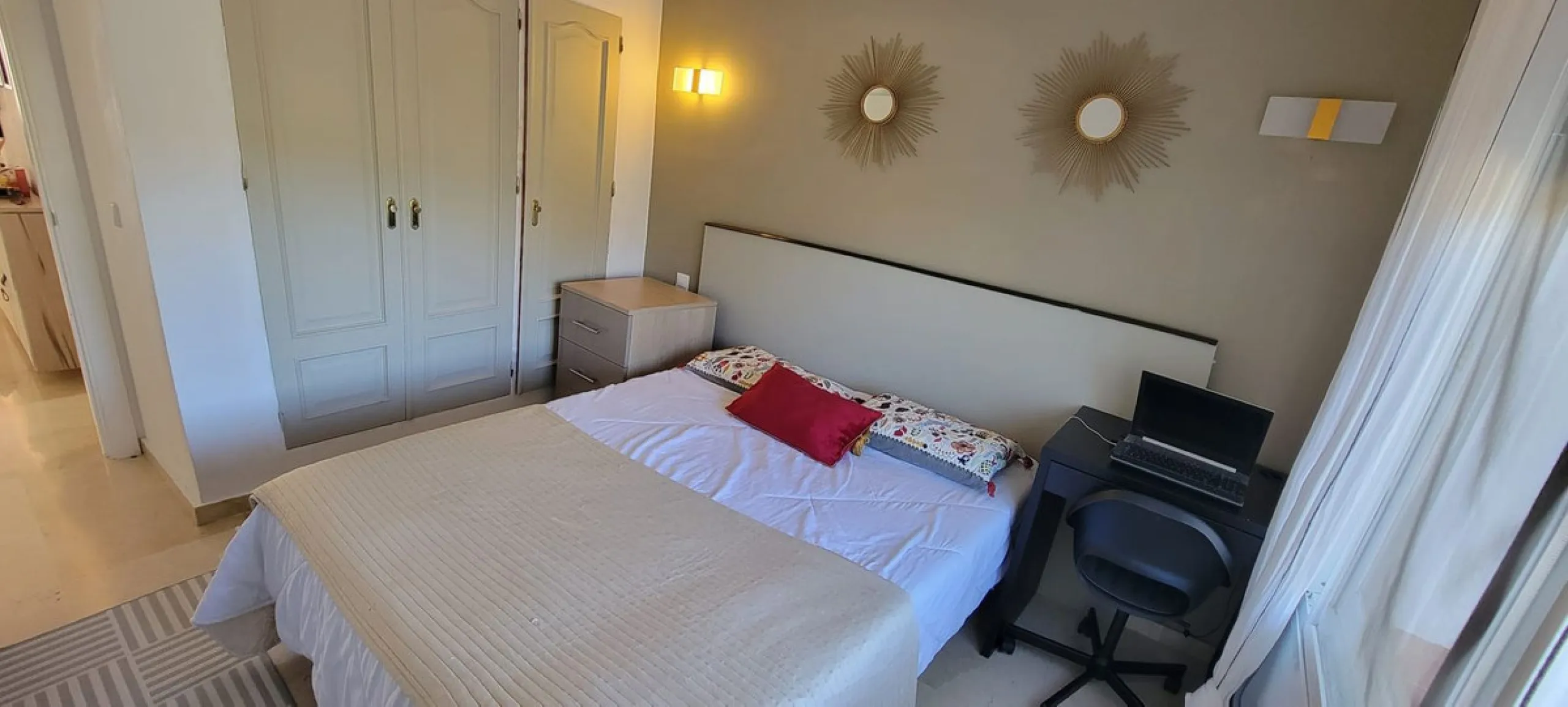 This wonderful and beautifully renovated 2 Bed apartment is located in the exclusive Aloha Golf complex, just 5 minutes from the prestigious and popular Puerto Banús.