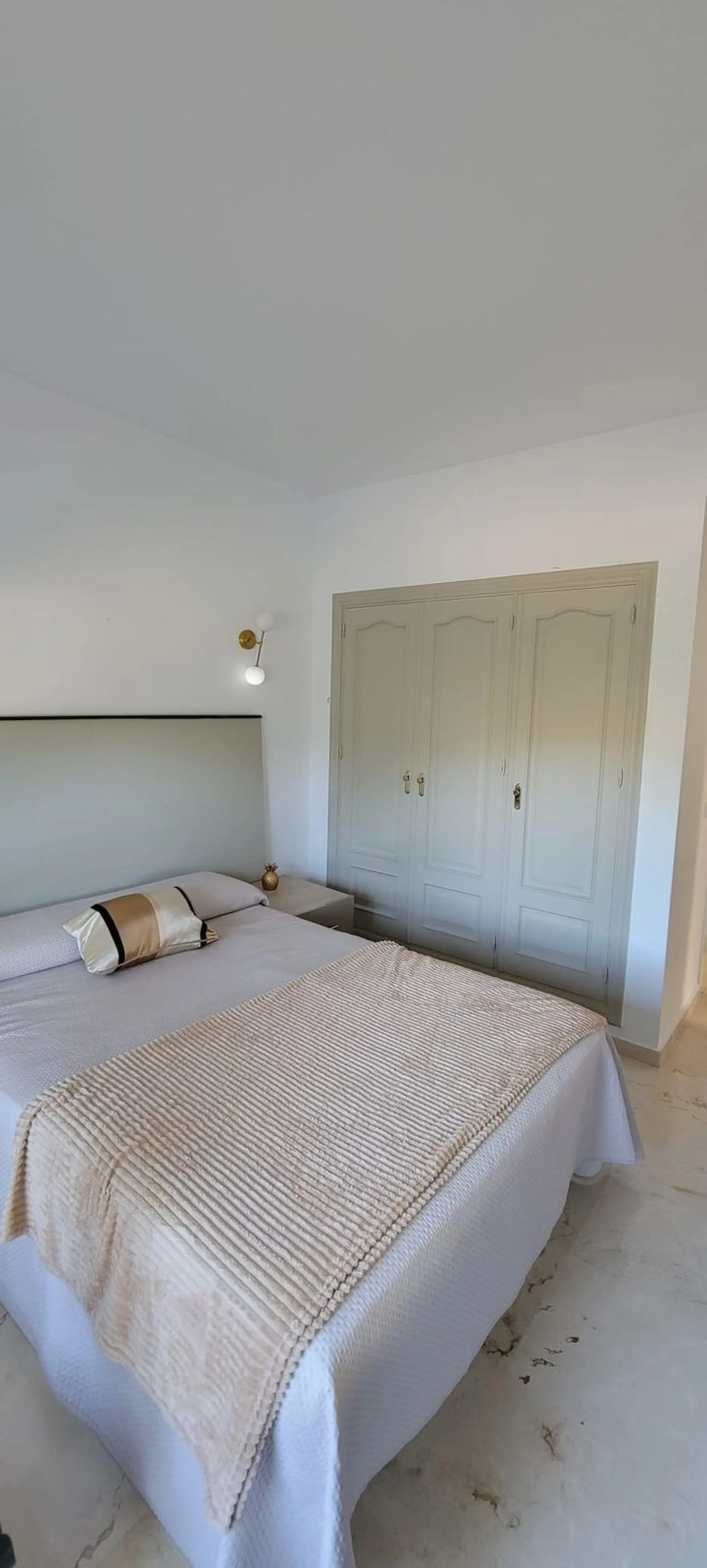 This wonderful and beautifully renovated 2 Bed apartment is located in the exclusive Aloha Golf complex, just 5 minutes from the prestigious and popular Puerto Banús.