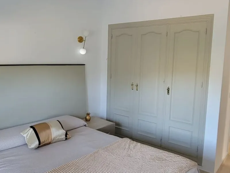 This wonderful and beautifully renovated 2 Bed apartment is located in the exclusive Aloha Golf complex, just 5 minutes from the prestigious and popular Puerto Banús.