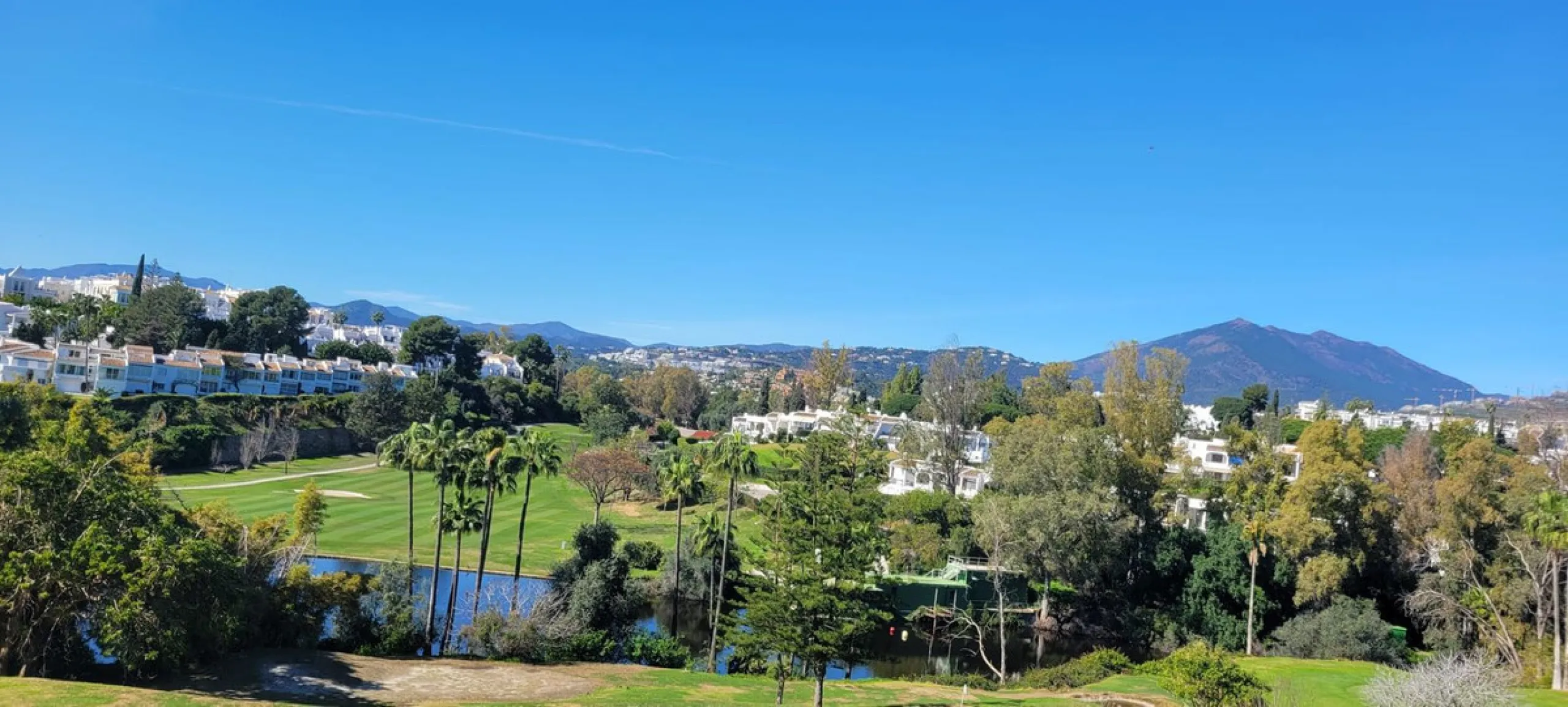 This wonderful and beautifully renovated 2 Bed apartment is located in the exclusive Aloha Golf complex, just 5 minutes from the prestigious and popular Puerto Banús.