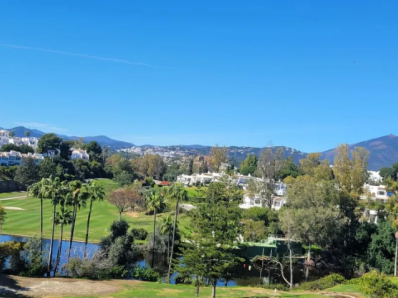 This wonderful and beautifully renovated 2 Bed apartment is located in the exclusive Aloha Golf complex, just 5 minutes from the prestigious and popular Puerto Banús.