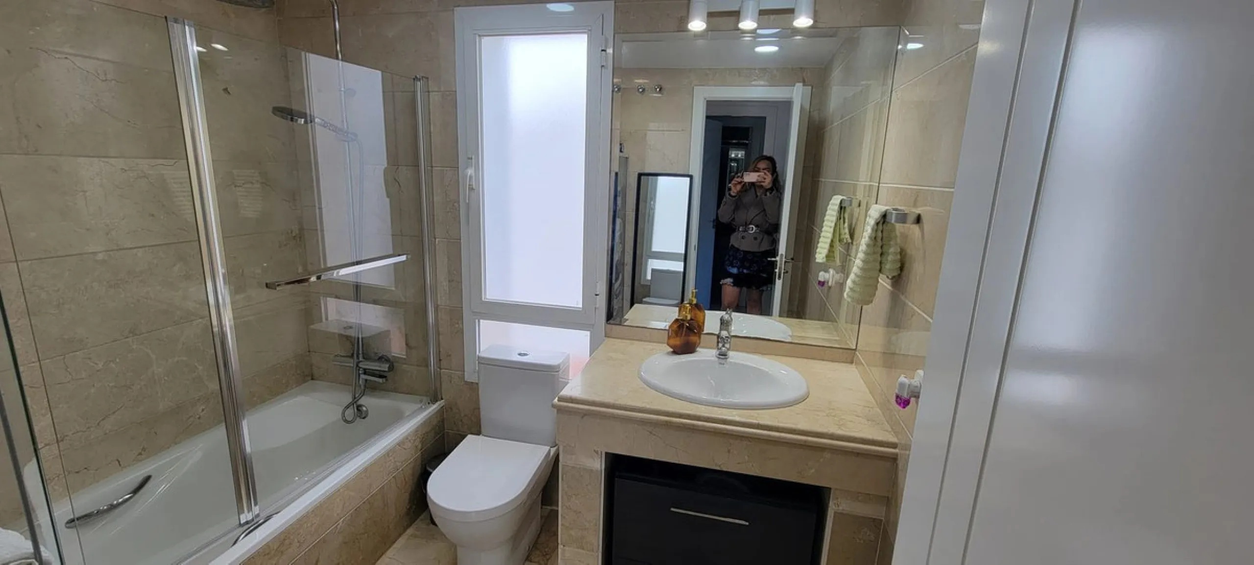 This wonderful and beautifully renovated 2 Bed apartment is located in the exclusive Aloha Golf complex, just 5 minutes from the prestigious and popular Puerto Banús.