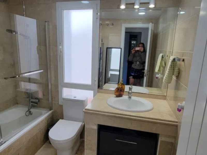 This wonderful and beautifully renovated 2 Bed apartment is located in the exclusive Aloha Golf complex, just 5 minutes from the prestigious and popular Puerto Banús.