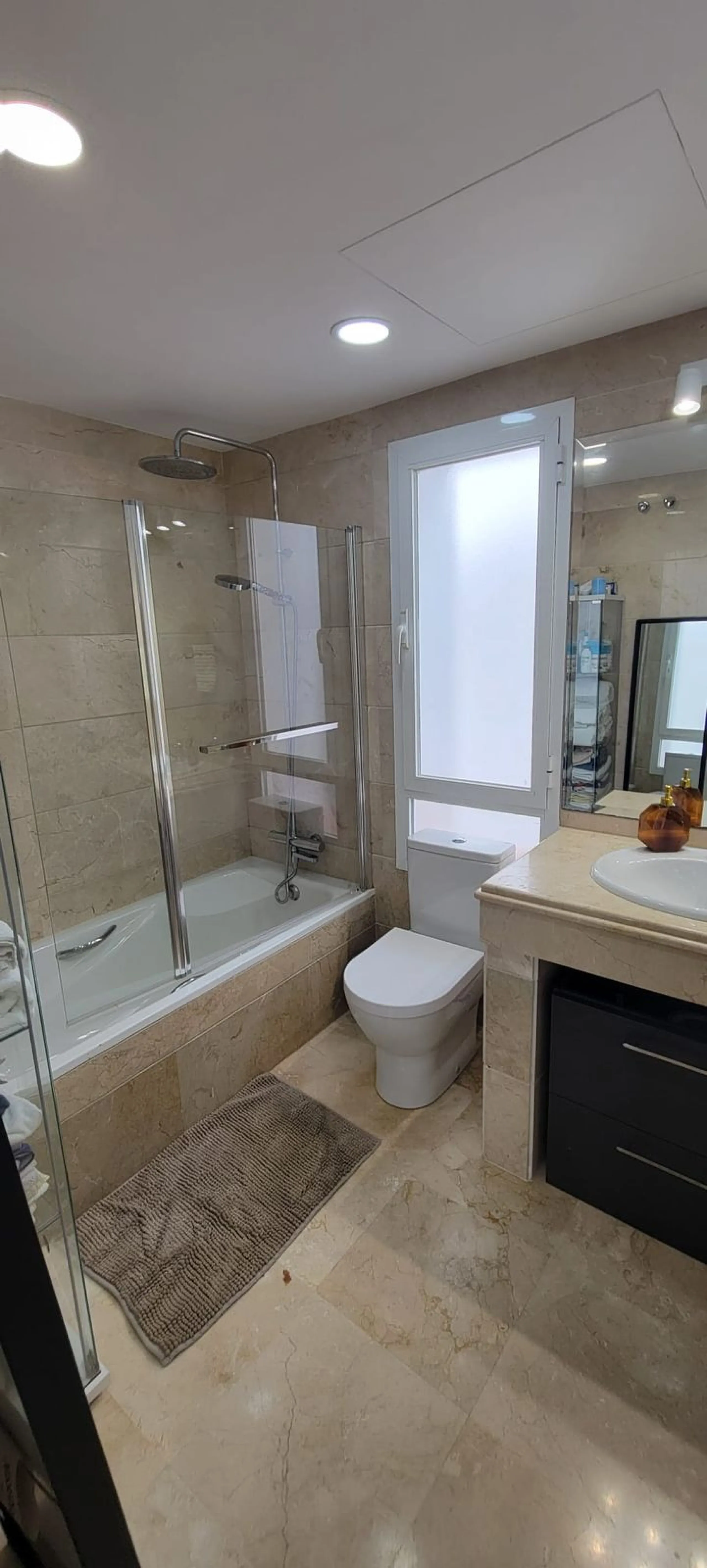 This wonderful and beautifully renovated 2 Bed apartment is located in the exclusive Aloha Golf complex, just 5 minutes from the prestigious and popular Puerto Banús.
