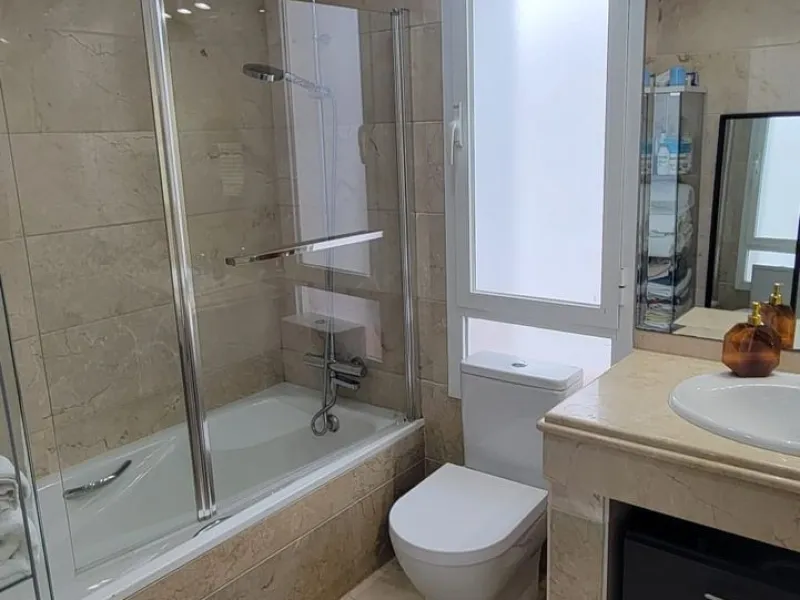 This wonderful and beautifully renovated 2 Bed apartment is located in the exclusive Aloha Golf complex, just 5 minutes from the prestigious and popular Puerto Banús.
