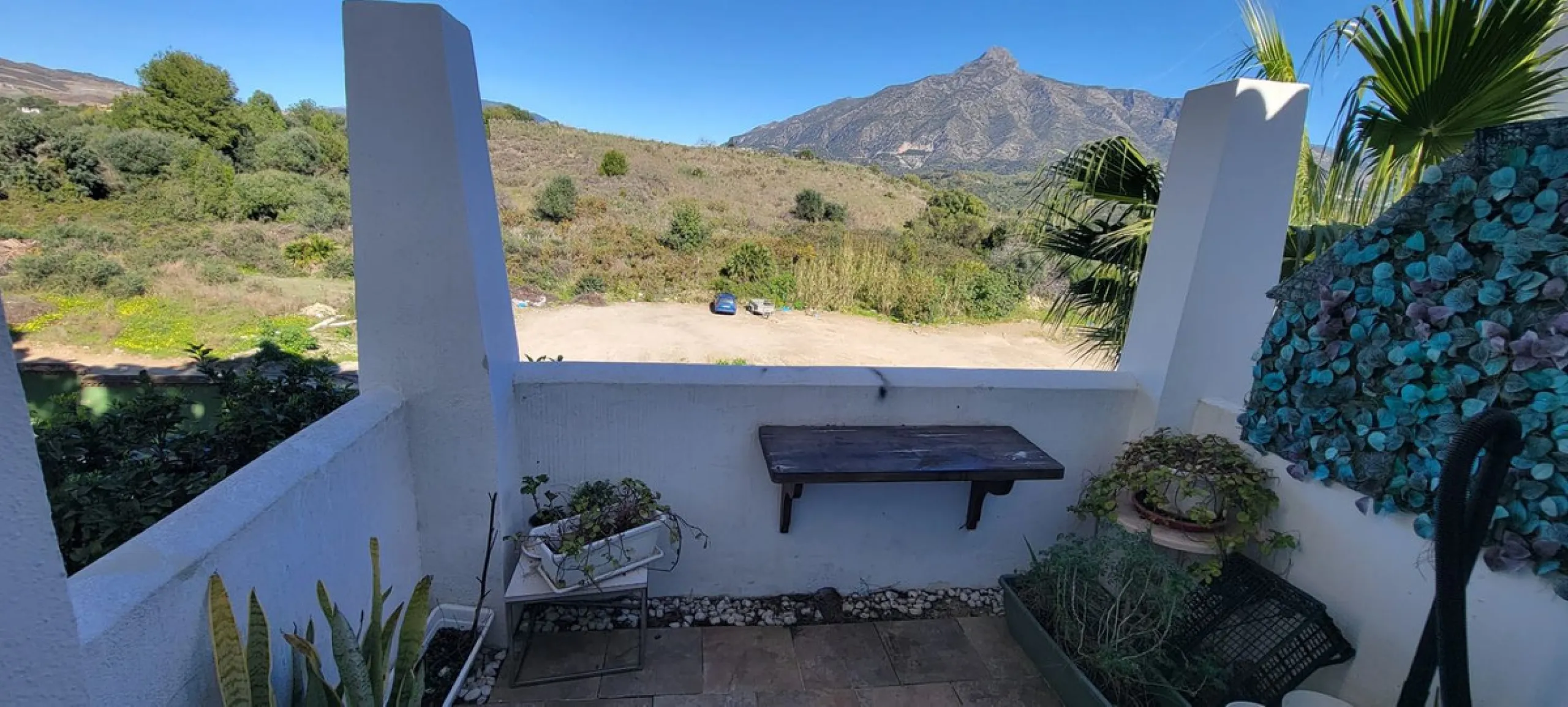 This wonderful and beautifully renovated 2 Bed apartment is located in the exclusive Aloha Golf complex, just 5 minutes from the prestigious and popular Puerto Banús.