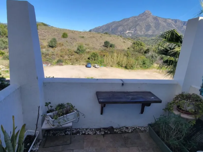 This wonderful and beautifully renovated 2 Bed apartment is located in the exclusive Aloha Golf complex, just 5 minutes from the prestigious and popular Puerto Banús.