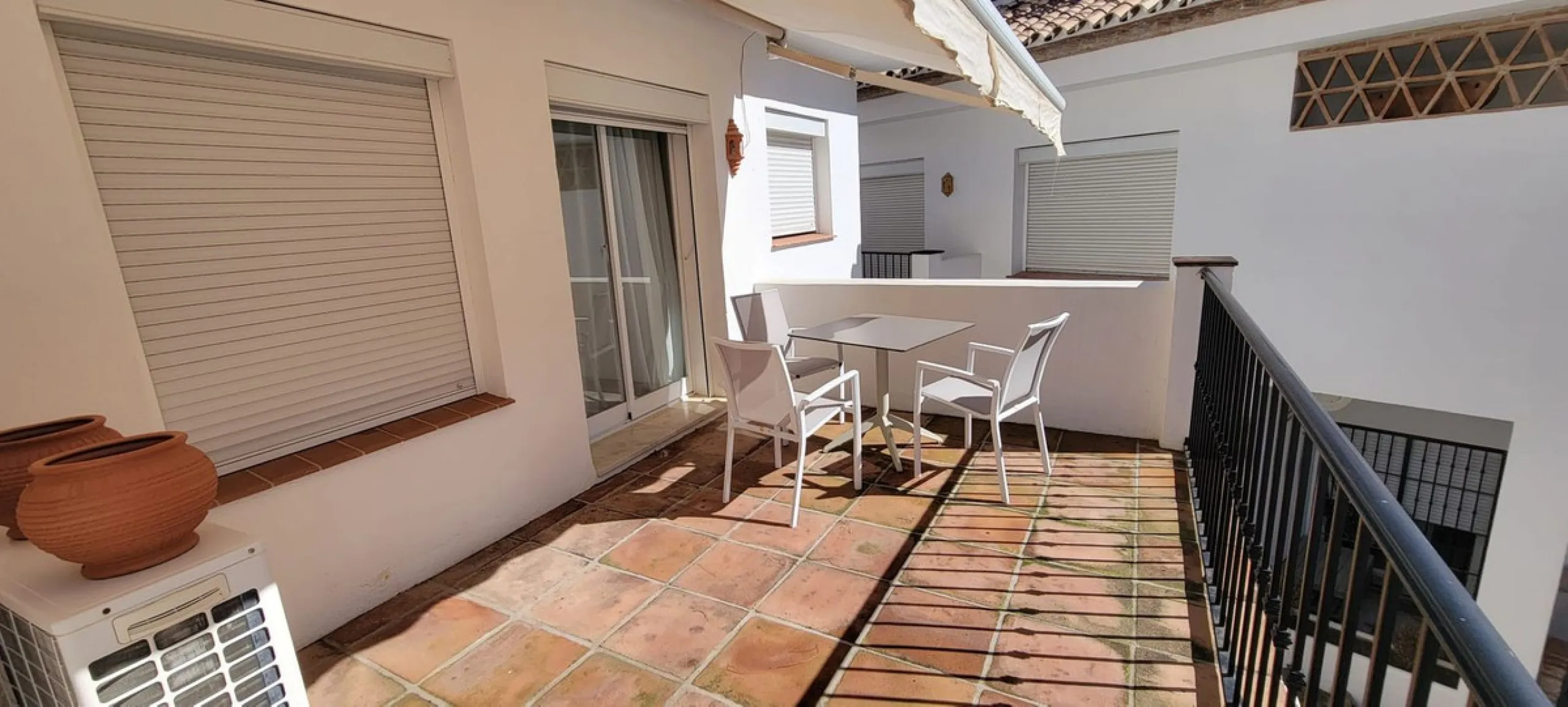 This wonderful and beautifully renovated 2 Bed apartment is located in the exclusive Aloha Golf complex, just 5 minutes from the prestigious and popular Puerto Banús.