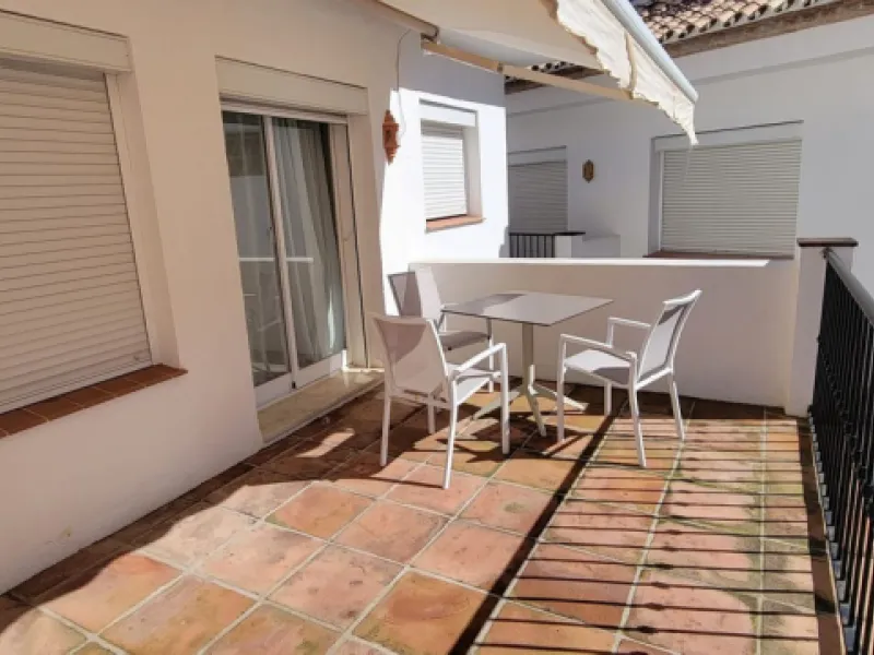 This wonderful and beautifully renovated 2 Bed apartment is located in the exclusive Aloha Golf complex, just 5 minutes from the prestigious and popular Puerto Banús.